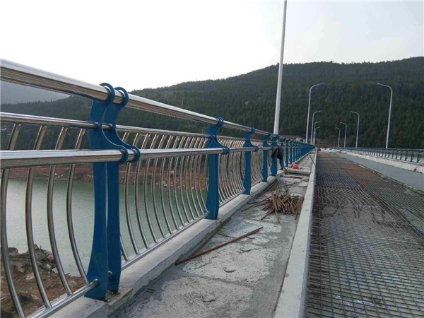 贵港不锈钢桥梁护栏的特点及其在桥梁安全中的重要作用