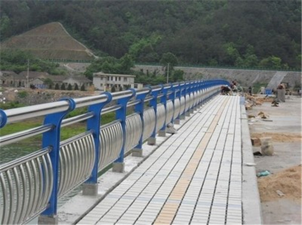 贵港不锈钢桥梁护栏的特性及其在现代建筑中的应用